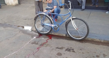 Ciclista sofre fratura exposta na perna, após acidente na Avenida Brasil Ciclista sofre fratura exposta na perna, após acidente na Avenida Brasil