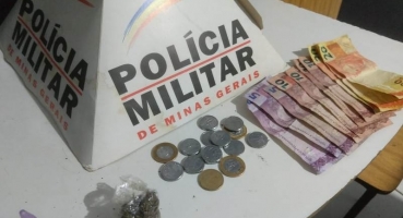 Denúncia leva PM a prender rapaz de 19 anos com drogas e dinheiro Denúncia leva PM a prender rapaz de 19 anos com drogas e dinheiro