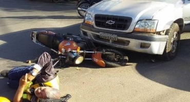 Mototaxista fica ferido após ser atingido por caminhonete no Bairro Brasil Mototaxista fica ferido após ser atingido por caminhonete no Bairro Brasil
