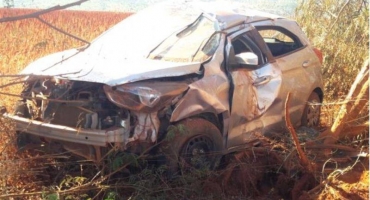 Motorista perde controle em estrada vicinal e carro para no meio do pasto