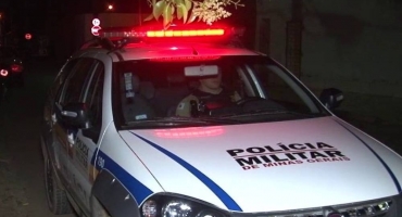 Mulher pula de carro em movimento na BR-365 após ser agredida por ex-companheiro