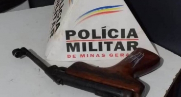 PM apreende arma artesanal e três pessoas são presas PM apreende arma artesanal e três pessoas são presas