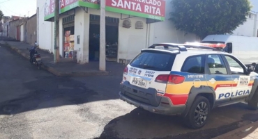 Criminosos armados assaltam comércio no bairro Alto da Colina Criminosos armados assaltam comércio no bairro Alto da Colina