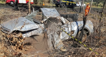 Motorista morre em grave acidente na BR-365 e cadelinha é resgatada com vida Motorista morre em grave acidente na BR-365 e cadelinha é resgatada com vida