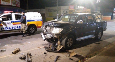 Embriagados: motoristas provocam acidente envolvendo quatro veículos no centro de Patos de Minas Embriagados: motoristas provocam acidente envolvendo quatro veículos no centro de Patos de Minas