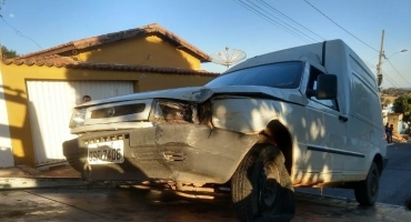 Motorista embriagado é flagrado fazendo zig zag e batendo carro em meios fios
