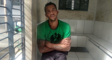 Com desculpas de pedir comida rapaz entra em residência e furta celular para trocar em drogas