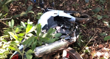 Motocicleta furtada em Carmo do Paranaíba é localizada dentro de matagal Motocicleta furtada em Carmo do Paranaíba é localizada dentro de matagal