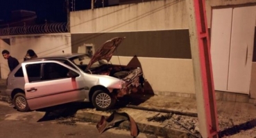 Embriagado causa acidente liga para esposa pedindo ajuda e mulher bêbada provoca outra batida Embriagado causa acidente liga para esposa pedindo ajuda e mulher bêbada provoca outra batida