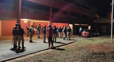PM de Patos de Minas fecha festa no Parque de Exposições com presença de menores embriagados PM de Patos de Minas fecha festa no Parque de Exposições com presença de menores embriagados