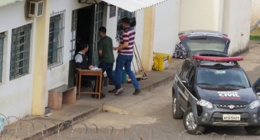 Suspeito de matar o irmão em Carmo do Paranaíba é levado para a penitenciária após se apresenta na delegacia 