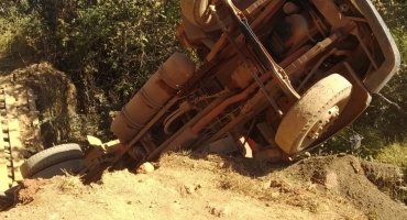 Ponte quebra e caminhão cai em córrego na zona rural de Carmo do Paranaíba Ponte quebra e caminhão cai em córrego na zona rural de Carmo do Paranaíba