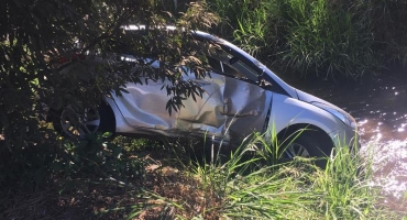 Motorista passa mal e cai com carro no Córrego na Avenida Fátima Porto Motorista passa mal e cai com carro no Córrego na Avenida Fátima Porto