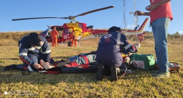 Corpo de Bombeiros resgata vítima de queda de paraglider em Araxá Corpo de Bombeiros resgata vítima de queda de paraglider em Araxá