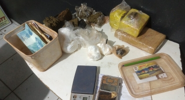 Adolescentes são apreendidos em Patos de Minas com grande quantidade de drogas Adolescentes são apreendidos em Patos de Minas com grande quantidade de drogas