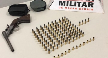 Idoso de 85 anos atira contra militares na cidade de Lagoa Formosa e atinge viatura Idoso de 85 anos atira contra militares na cidade de Lagoa Formosa e atinge viatura