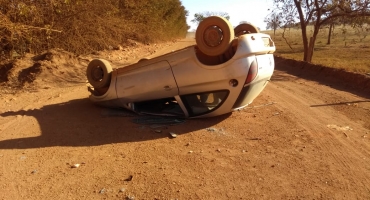 Motorista inabilitado capota veículo em estrada vicinal de Carmo do Paranaíba Motorista inabilitado capota veículo em estrada vicinal de Carmo do Paranaíba