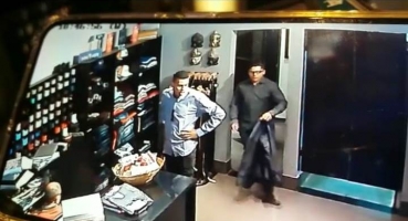 Câmeras de segurança mostram Indivíduos aplicando golpe em loja de roupas Câmeras de segurança mostram Indivíduos aplicando golpe em loja de roupas