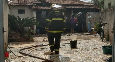 Corpo de Bombeiros combate chamas em casa no Bairro Vila Garcia em Patos de Minas Corpo de Bombeiros combate chamas em casa no Bairro Vila Garcia em Patos de Minas