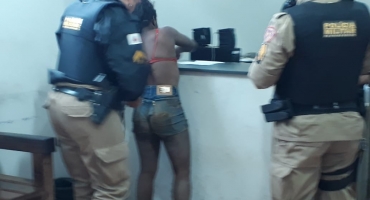 garota queima roupas e destrói casa de ex-amásio na cidade de Patos de Minas garota queima roupas e destrói casa de ex-amásio na cidade de Patos de Minas