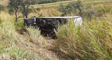 Para não atropelar cão que seguia romeiros motorista provoca acidente na BR-365