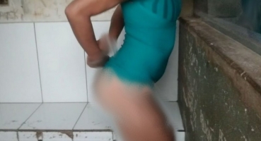Travesti embriagado é preso andando só de calçinha e camiseta em Patos de Minas Travesti embriagado é preso andando só de calçinha e camiseta em Patos de Minas