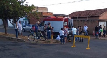 Idosa de 80 anos sofre fratura exposta ao ser atropelada por motociclista inabilitada em Carmo do Paranaíba