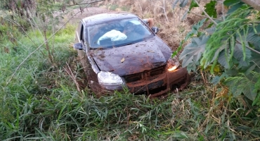 Perigo: por pouco motorista não cai com veículo em represa após perder controle direcional na MGC- 354