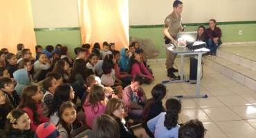 Polícia Militar de Carmo do Paranaíba realiza palestra sobre a Proibição do uso do cerol e linha chilena Polícia Militar de Carmo do Paranaíba realiza palestra sobre a Proibição do uso do cerol e linha chilena