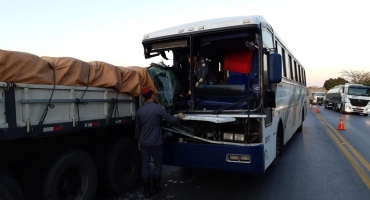 Acidente envolvendo carreta e ônibus mata criança de 4 anos da BR-365 em Patos de Minas