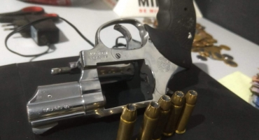 PM aborda usuários de drogas e prende casal suspeito de tráfico no Bairro Alto da Colina