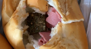 Pãozinho recheado de maconha: rapaz tenta entrar na delegacia com droga, mas é preso