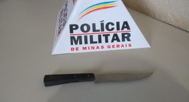 Homem é atingido por golpe de faca na cidade de Carmo do Paranaíba Homem é atingido por golpe de faca na cidade de Carmo do Paranaíba