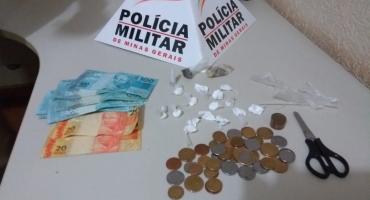 Suspeito de tráfico e usuário são presos pela PM com maconha e cocaína em Carmo do Paranaíba Suspeito de tráfico e usuário são presos pela PM com maconha e cocaína em Carmo do Paranaíba