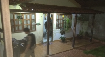 Pai mata filho de 2 anos enforcado em Patos de Minas e comete suicídio Pai mata filho de 2 anos enforcado em Patos de Minas e comete suicídio