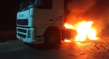 Carreta sofre princípio de incêndio na BR-354 próximo à Carmo do Paranaíba Carreta sofre princípio de incêndio na BR-354 próximo à Carmo do Paranaíba