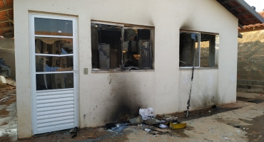 Inconformado com fim do relacionamento rapaz coloca fogo na casa da ex em Patos de Minas Inconformado com fim do relacionamento rapaz coloca fogo na casa da ex em Patos de Minas