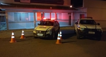 Ladrões abordam vítima dentro de veículo em Carmo do Paranaíba e roubam 12 mil reais em dinheiro Ladrões abordam vítima dentro de veículo em Carmo do Paranaíba e roubam 12 mil reais em dinheiro