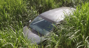 Motorista perde controle direcional e veículo cai no Córrego do Monjolo em Patos de Minas Motorista perde controle direcional e veículo cai no Córrego do Monjolo em Patos de Minas