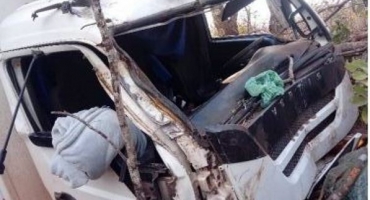 Motorista tira caminhão da pista na MG-410 em Presidente Olegário para evitar batida Motorista tira caminhão da pista na MG-410 em Presidente Olegário para evitar batida