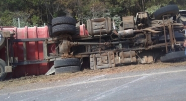 Caminhão tomba em rodovia entre São Gotardo e Matutina Caminhão tomba em rodovia entre São Gotardo e Matutina