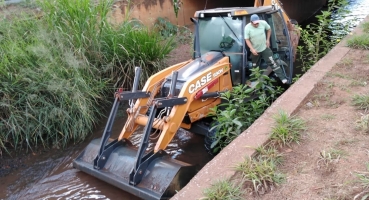 Córrego do Monjolo na cidade de Patos de Minas recebe limpeza Córrego do Monjolo na cidade de Patos de Minas recebe limpeza