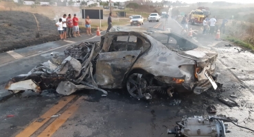 Acidente envolvendo ônibus e dois automóveis provoca morte na BR-365 em Patrocínio Acidente envolvendo ônibus e dois automóveis provoca morte na BR-365 em Patrocínio
