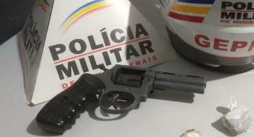 PM cumpre mandado localiza arma, droga e encaminha casal e filho para a delegacia PM cumpre mandado localiza arma, droga e encaminha casal e filho para a delegacia