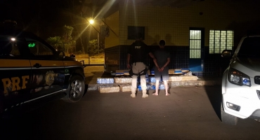PRF de Patos de Minas apreende veículo com 485 tabletes de maconha PRF de Patos de Minas apreende veículo com 485 tabletes de maconha