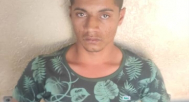 Rapaz de 20 anos surdo-mudo é preso pela Polícia Militar após agredir a mãe Rapaz de 20 anos surdo-mudo é preso pela Polícia Militar após agredir a mãe