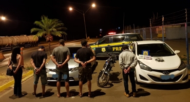 Cinco pessoas são presas após PRF apreender 2 quilos de cocaína em Patos de Minas Cinco pessoas são presas após PRF apreender 2 quilos de cocaína em Patos de Minas
