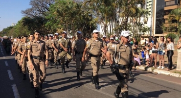 Tradição: desfile de sete de setembro acontece na Avenida Getúlio Vargas em Patos de Minas Tradição: desfile de sete de setembro acontece na Avenida Getúlio Vargas em Patos de Minas