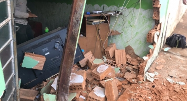 Automóvel atinge parede de residência em Carmo do Paranaíba e fere moradora Automóvel atinge parede de residência em Carmo do Paranaíba e fere moradora