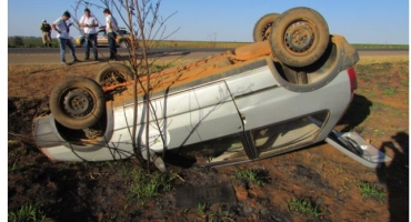 Motorista perde controle direcional e capota veículo na BR-354 próximo à Carmo do Paranaíba Motorista perde controle direcional e capota veículo na BR-354 próximo à Carmo do Paranaíba